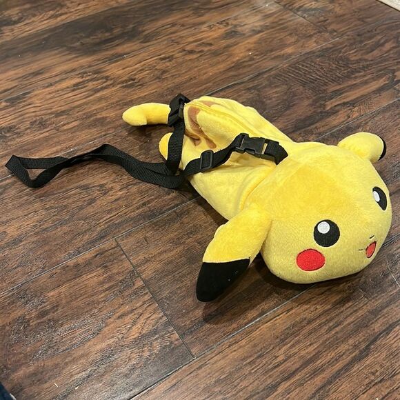 2010 Pikachu backpack 13 inch long cool bag for any Pokémon collector or lover - Picture 2 of 10